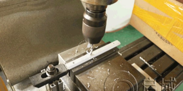 如何保障工业铝型材打孔的精度要求？