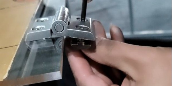 铝型材框架上亚克力开关门的安装教程