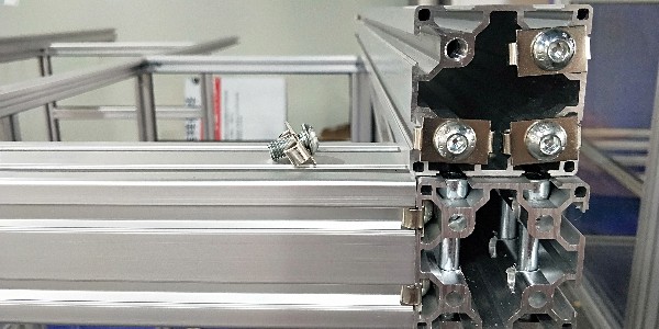 铝型材配件螺栓松动的原因有哪些？怎么解决？