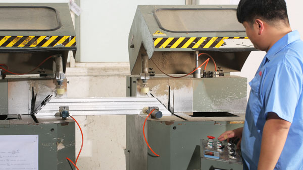 数显双头锯切割